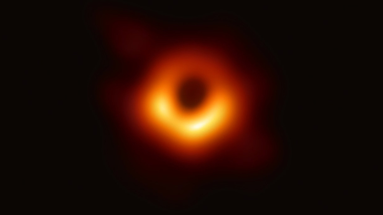 Dieses Bild ist der erste direkte visuelle Nachweis eines Schwarzen Lochs. Es wurde vor wenigen Tagen zur Veröffentlichung freigegeben.