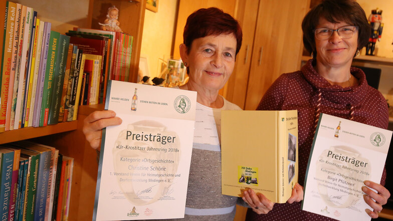 Christine Schöne (links) und Birgit Pfützner sind für ihre Medinger Häuser- und Gebäudechronik mit dem mitteldeutschen Historikerpreis in der Kategorie Ortsgeschichte ausgezeichnet worden.