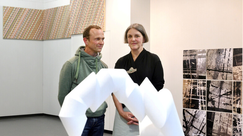 Claudia Scheffler und Jens Küster in ihrer Ausstellung in der F1-Galerie im Technologiezentrum.