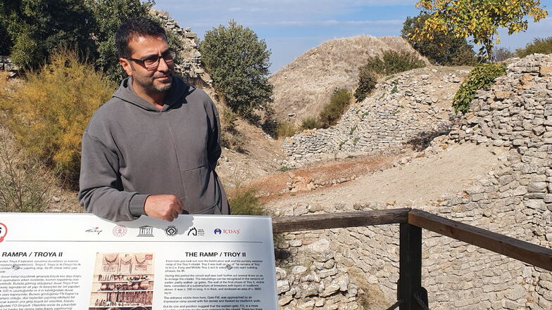 Der Archäologe Fecri Polat zeigt die Stelle, an der Heinrich Schliemann seinen "Schatz des Priamos" fand.