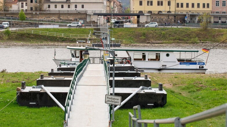 Fähre in Pirna: Weil am Ponton auf Copitzer Seite gearbeitet wird, fährt das Schiff vom 9. bis 20. September nicht.