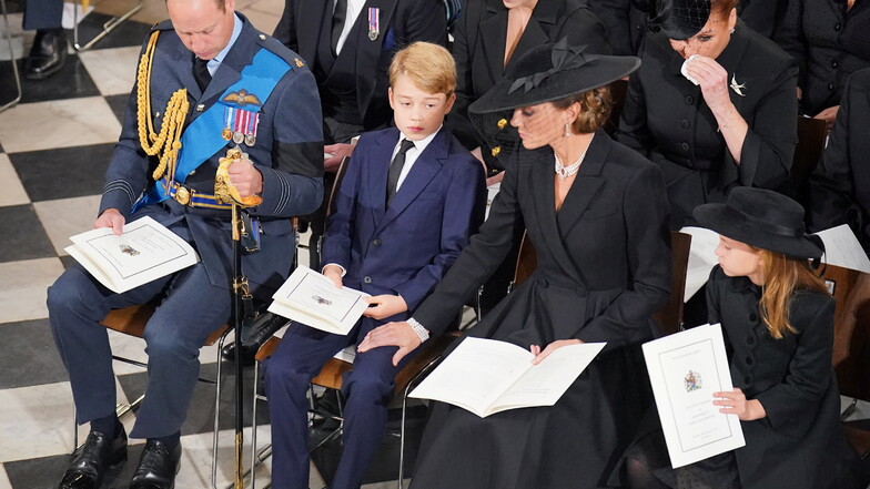 Prinz William (l-r), Prinz von Wales, und sein Sohn Prinz George, seine Frau Kate, Prinzessin von Wales, und ihre Tochter Prinzessin Charlotte sitzen nebeneinander