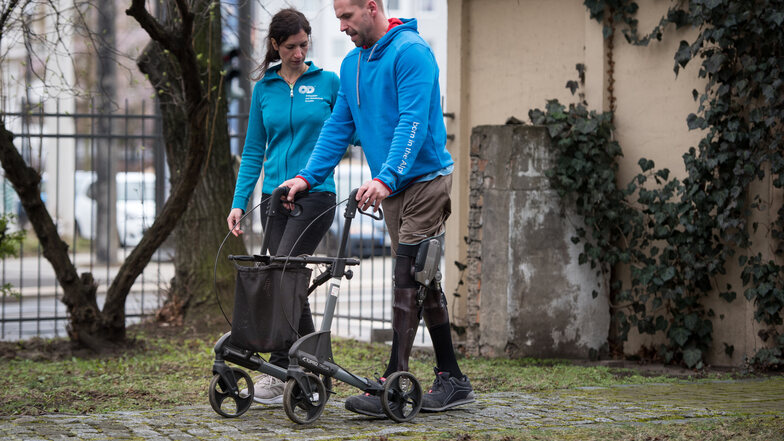 An beiden Beinen trägt Christian Vogt eine hochmoderne Orthese. Gemeinsam mit Physiotherapeutin Claudia Buro trainiert er die neuen Bewegungsabläufe.