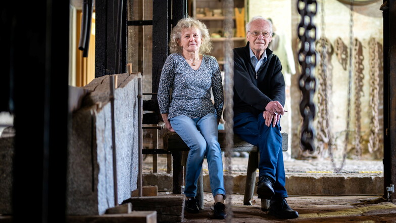 Vorfreude auf die neue Saison: Auch 2024 wollen Gisela Pallas und Jörg Nadolny zusammen mit weiteren Gästeführern die Besucher der Alten Steinsäge in Demitz-Thumitz für die Geschichte des Granitdorfs begeistern.