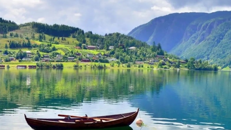 Fjorde und steile Klippen prägen die Landschaft, durch die diese Reise verläuft.