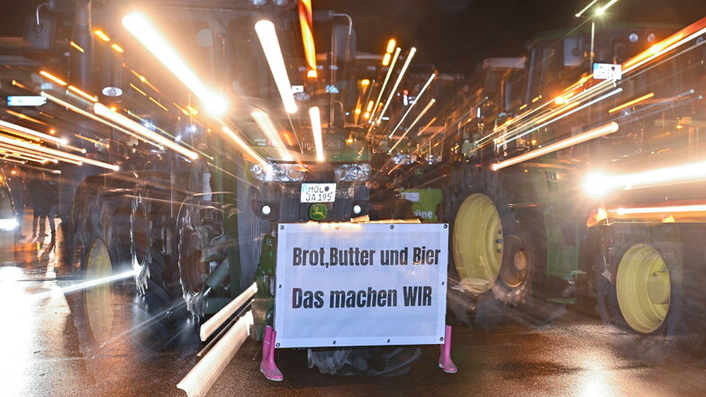 Mehr als 50 Traktoren und über 80 weitere Fahrzeuge haben am Abend es 29. Januar 2024 an einer Demo in Bautzen teilgenommen.