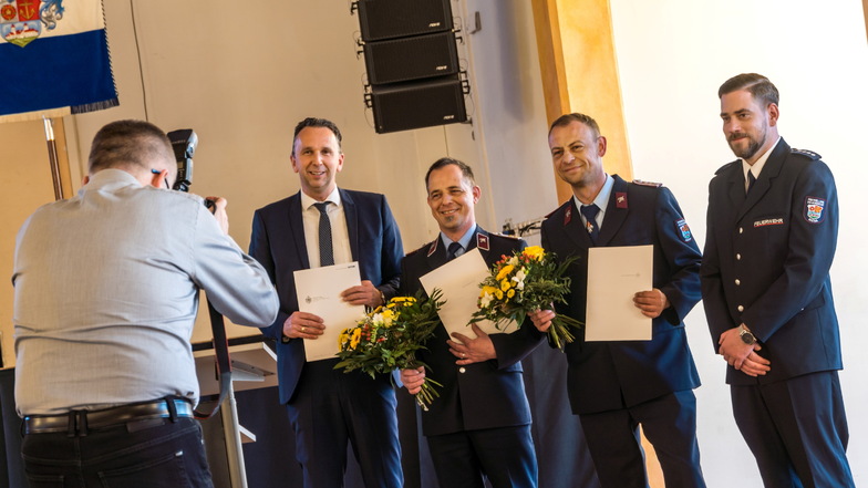 Riesas OB Marco Müller (CDU, vorn links) übergibt die Ernennungsurkunden Raphael Jantos (2.v.l.) und Robert Schneider (2.v.r.). Gratulation gibt es auch von Stadtwehrleiter Robert Gudat (r.).