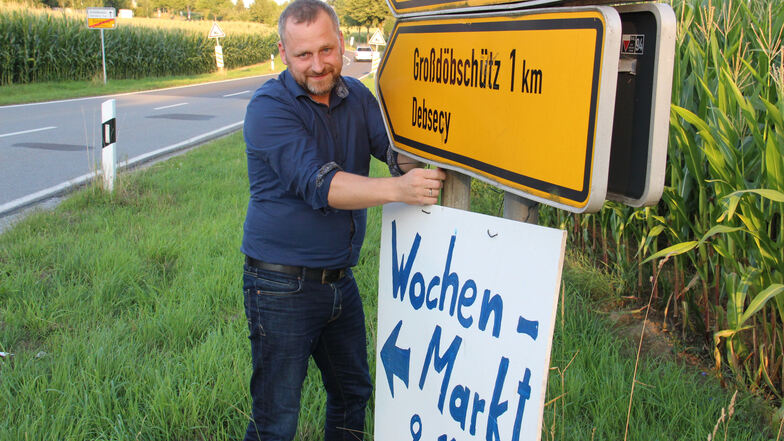 Mit einem Hinweisschild in Singwitz lockt Daniel Kalley potenzielle Kunden zum Wochenmarkt an der Pinkmühle Großdöbschütz.