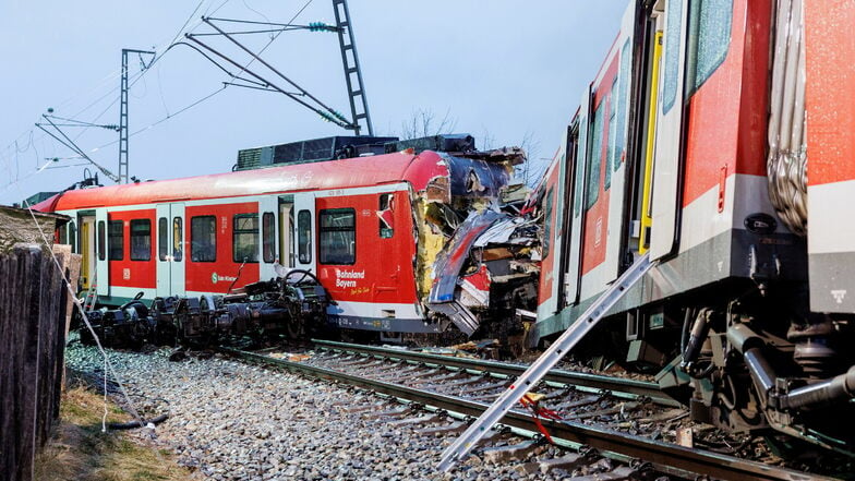 Zwei aufeinander geprallte S-Bahnen stehen an der Unfallstelle in der Nähe des Bahnhofes Ebenhausen-Schäftlarn südlich von München.