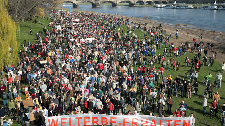 Das Welterbe lag den Dresdnern am Herzen. Wie hier bei einer Demo im März 2007. Am Ende hat es nichts genützt: Die Waldschlößchenbrücke wurde gebaut, der Welterbe-Titel war futsch.