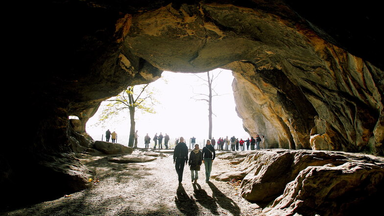 Herbstliches Licht im Kuhstall: Die größte Felsenhöhle der Sächsischen Schweiz ist schnell und leicht vom Lichtenhainer Wasserfall aus zu erreichen.