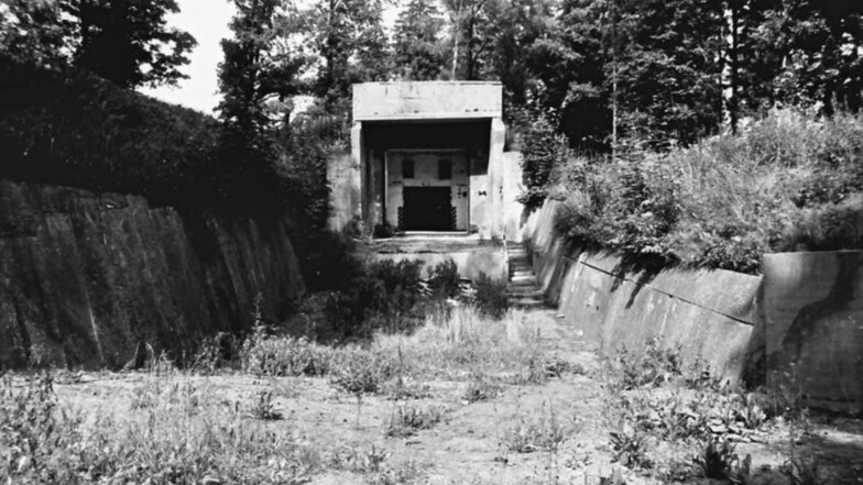Dieses Foto aus dem Jahr 1998 zeigt den Bunker in Bischofswerda, in dem in den Jahren 1984 bis 88 durchgehend vier Atomsprengköpfe gelagert waren. Mit dem Abriss der Kaserne wurde die Zufahrt verfüllt und das Tor zugemauert.
