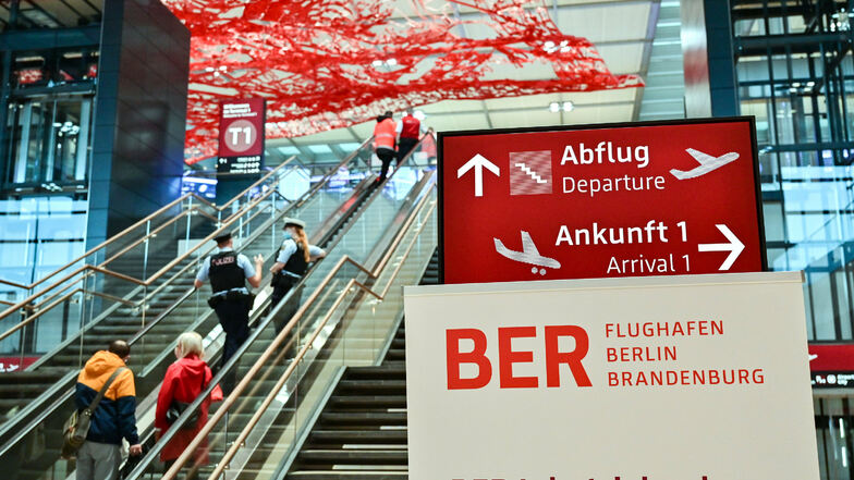 Der neue Hauptstadtflughafen BER ist nach jahrelangen Verzögerungen am Samstag eröffnet worden.