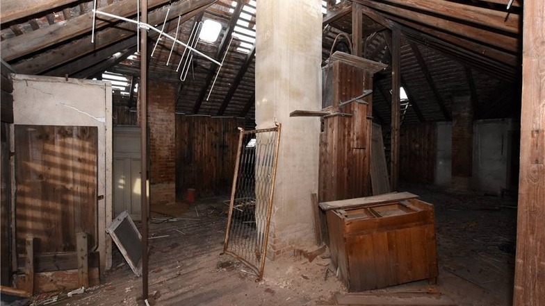 Das Dach ist kaputt, der Tornado 2010 setzte dem Gebäude zu. Der Zustand war schon 2009 der Grund, dass die Stadt den Kauf als Museum ablehnte.