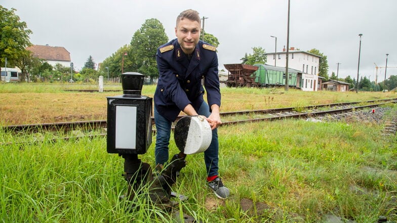 Bürgermeister und Eisenbahnfan Philipp Eichler stellt  die Weiche für eine Wiederbelebung der Bahnstrecke Horka-Rothenburg. Die Genehmigung ist erteilt.