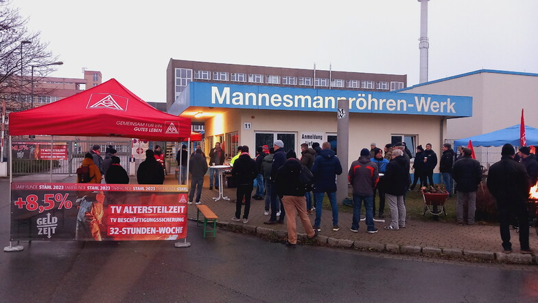Vorm Pförtnerhaus bei Mannesmann in Zeithain haben sich die Streikenden postiert.