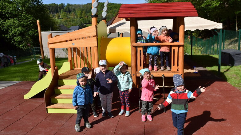 Zum Kindertag haben die Krippenkinder in Schmiedeberg ihren neuen Spielplatz offiziell übergeben bekommen.