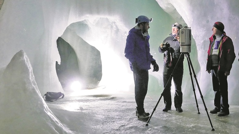 Redakteur Stephan Schön (Mitte) war für die SZ exklusiv bei der Vermessung der Eishöhle dabei.