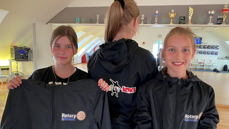 Fabienne, Helene, (v. l.) und die anderen Mitglieder vom Vrein "Kamenz Can Dance" finden die neuen Jacken super. Die Anschaffung wurde dank des Rotary Clubs Kamenz möglich.