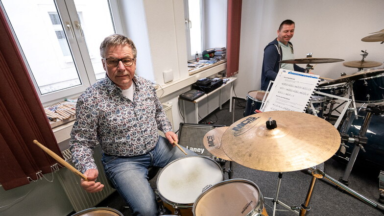 Reinhard Tscheschel (l.) hat sich mit über 60 dazu entschieden, bei Matthias Hahn (r.) an dessen Musikschule "Time2groove" Schlagzeug zu lernen, um den Rockstars der 1960/70er nahe zu sein.