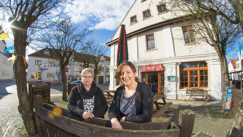 Zum neuen Jahr sucht Corina Behnert (links), die zuständige Fachbereichsleiterin im Rothenburger Rathaus, für den Ratskeller einen neuen Betreiber. Die jetzige Gaststättenchefin Claudia Hieke hört auf.