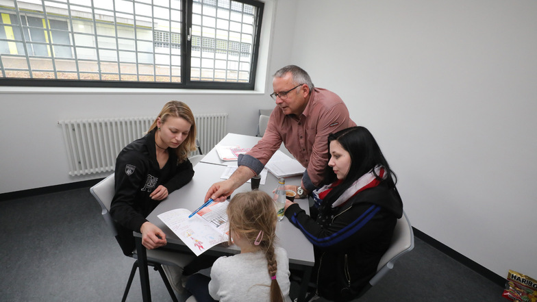 Die Gefangenen Adriana M. (l) ihre Tochter (M) und Anne H. sitzen mit Redaktionsleiter Lutz Richter in einem Raum der Chemnitzer Justizvollzugsanstalt und besprechen die nächste Ausgabe der Gefangenenzeitung "HaftLeben".
