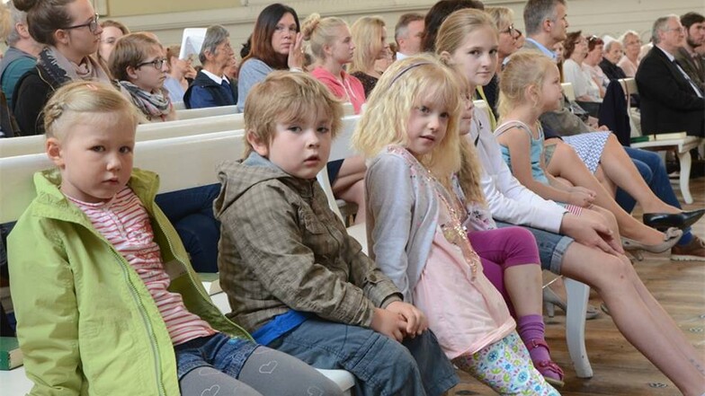 Die jüngsten Besucher in der Kirche der Brüdergemeine während der Andacht zum Auftakt des 21. Sächsischen Familientages in Niesky.