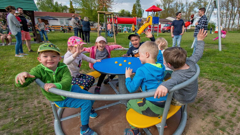 Begeistert haben die Kinder in Lüttewitz den Spielplatz in Besitz genommen. Er wird künftig auch von der Kita Zwergenland genutzt und soll ein Treffpunkt für das Dorf sein.