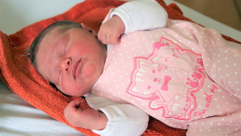 So klein und schon ein Jubiläum: Lea Sophie ist das 400. Baby des Jahres im Helios Klinikum Pirna.