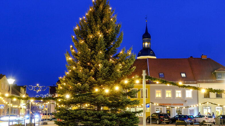 Weihnachtliches Flair herrscht derzeit auf dem Radeburger Markt.