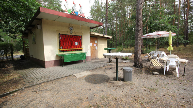 Der Kiosk am Tornoer Teich wurde 29 Jahre lang von Angelika Paege betrieben. Ende Oktober geht sie in Ruhestand. Einen Käufer für den Imbiss hat sie gefunden.