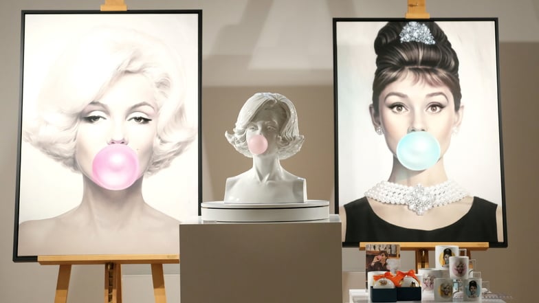 Ein Hingucker: In der Mitte Marilyn Monroe aus Meissener Porzellan mit rosa Bubble. Links auf dem Bild von Michael Moebius, rechts die Schauspielerin Audrey Hepburn. Sie wird als Nächste aus Meissener Porzellan geformt.