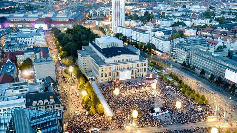 Mehr als 150.000 Menschen haben am Donnerstag in Leipzig an die Montagsdemonstrationen und die friedliche Revolution im Oktober 1989 erinnert.