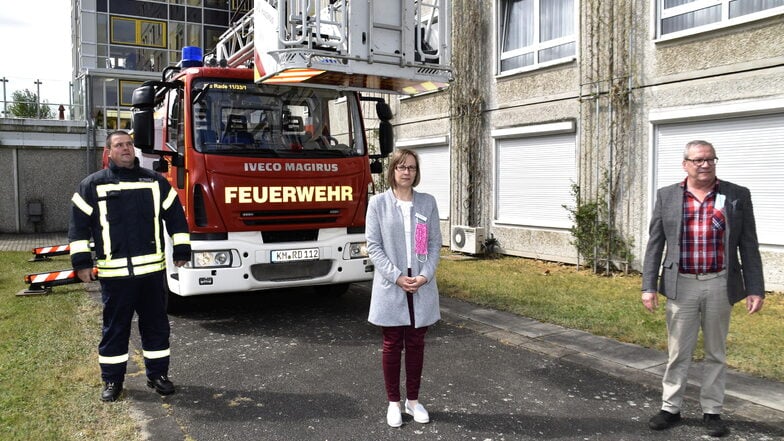 Die Leiterin des Radeberger Alten- und Pflegeheims Radeberg, Carolin Proske, bei einer Aktion im Mai 2020. Mittels einer Drehleiter wurde ein Angehöriger zum Fenster eines betagten Bewohners gehoben.