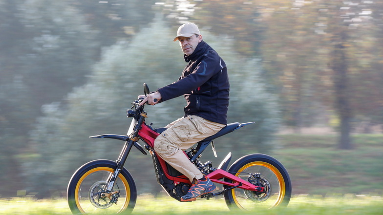 Jens Neumann-Weinbeer auf seinem E-Moped.