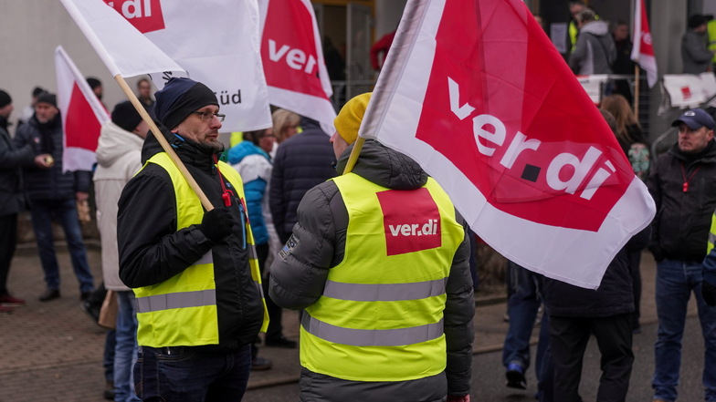 Am Freitag streiken die Mitarbeiter der Dresdner Verkehrsbetriebe 24 Stunden lang unter anderem für höhere Löhne. Aufgerufen dazu hat die Gewerkschaft Verdi.