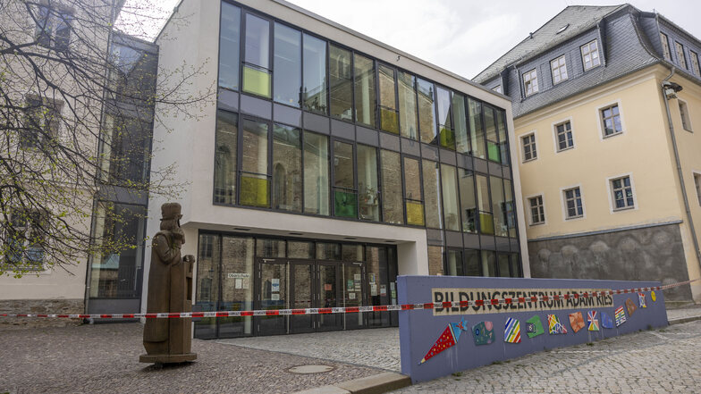 Das Bildungszentrum in Annaberg-Buchholz ist nach der Bombendrohung abgesperrt.