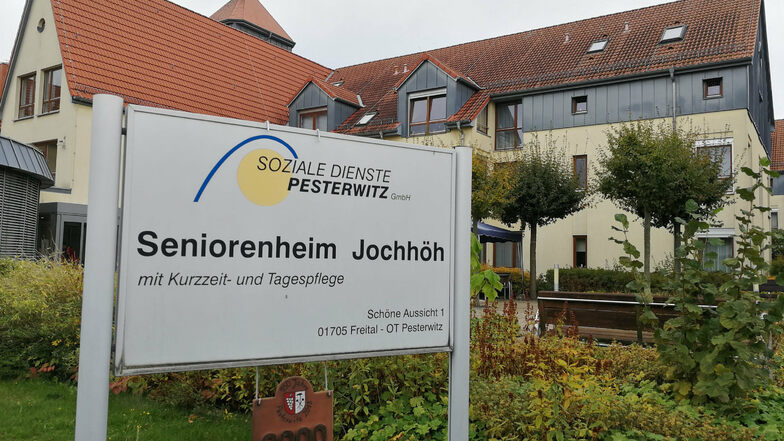 Schwer getroffen vom Coronavirus: Im Seniorenheim "Jochhöh" in Pesterwitz haben sich zehn Mitarbeiter und 33 Bewohner angesteckt.