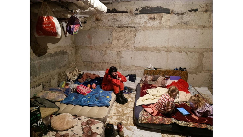 "Alle zusammen Putin stoppen." Familie Parchomovych einen Tag nach Kriegsbeginn im Keller ihres Hauses in Charkiw.
