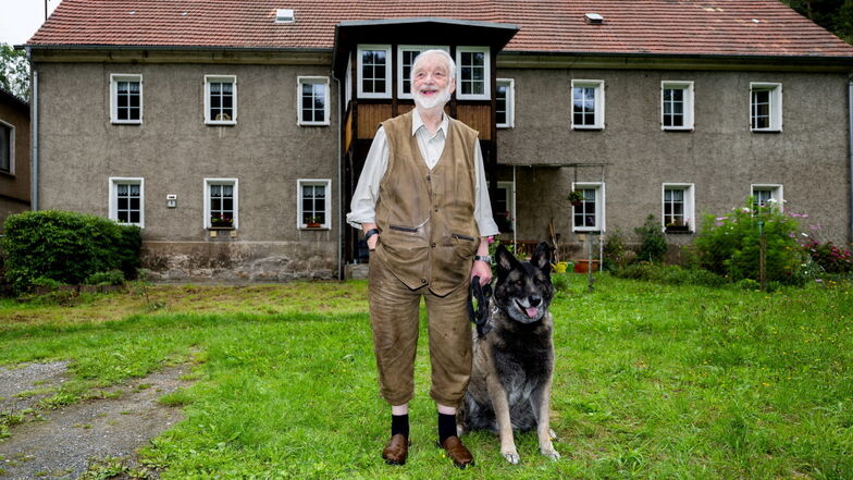 "Ein traumatisches Erlebnis." Peter Simon, hier mit Schäferhund Mako vor seinem Haus in Rosenthal, erlebte das Münchner Olympia-Attentat 1972 als DRK-Funktionär mit.
