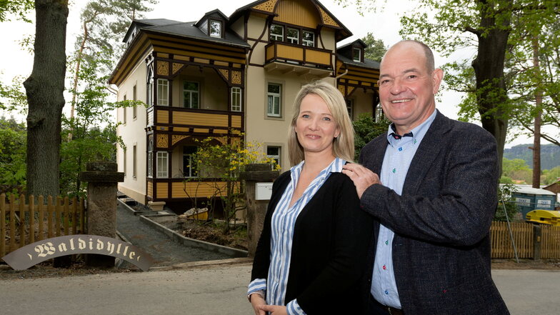 Wollen die "Waldidylle" in Gohrisch wieder zu einer touristischen Perle machen: Bauunternehmer Ralf Böhmer mit seiner Tochter Jana, die die Pension künftig betreibt.