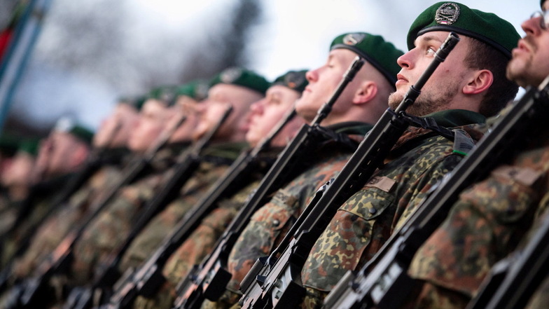 Um im Fall eines Angriffs verteidigungsbereit zu sein, will die Bundesregierung die Bundeswehr ertüchtigen.