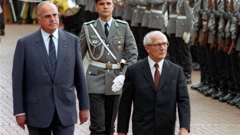 Der Staatsratvorsitzende und SED-Generalsekretär Erich Honecker (r) wird von Bundeskanzler Helmut Kohl (l) vor dem Bonner Bundeskanzleramt in einer offiziellen Begrüßung mit militärischem Zeremoniell empfangen.