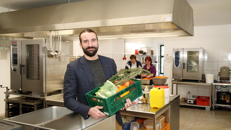 Jörg Daubner in der Küche seines Restaurants "Obermühle", wo er unter anderem Essen für über 800 Kindergartenkinder kocht.