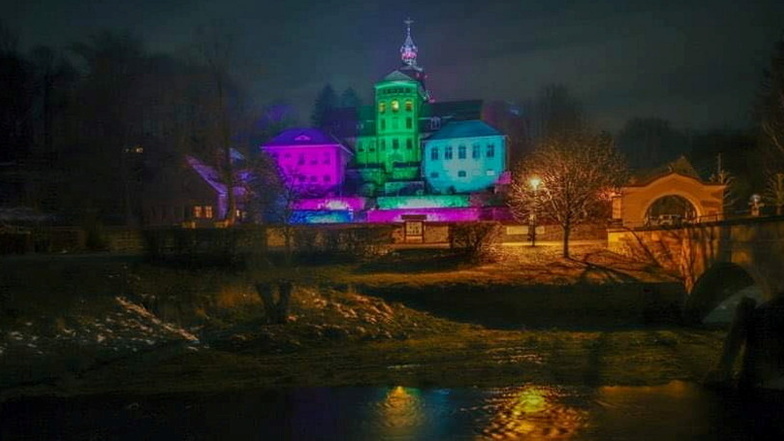 Am Donnerstagabend wird das Hainewalder Schloss wieder in bunten Farben leuchten. Mit der Aktion wollen Betroffene seltener Erkrankungen auf ihr Schicksal aufmerksam machen.