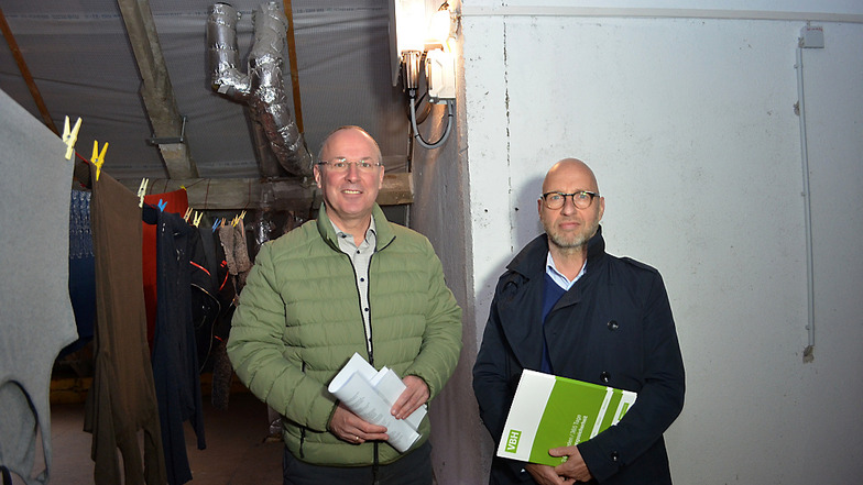 Foto auf dem Dachboden: Dort ist der Wechselrichter, der den Strom umwandelt, bevor er ins Netz fließt. Vor Ort: WH-Geschäftsführer Steffen
Markgraf (l.) und VBH-Chef Wolf-Thomas Hendrich.