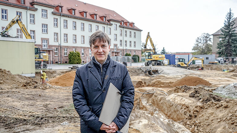 Dort, wo Jaroslaw Golaszewski vom Staatsbetrieb Sächsisches Immobilien- und Baumanagement steht, soll Ende nächsten Jahres die neue Pforte zur Polizeihochschule stehen.