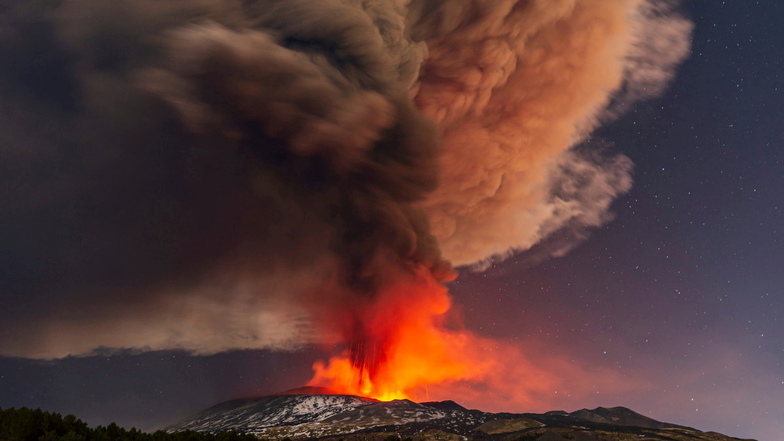 Ätna spuckt große Mengen Lava - Wolke bis in 4,5 Kilometer Höhe