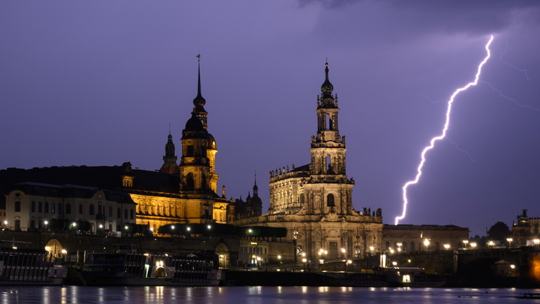 In der Nacht zum Freitag zog eine Gewitterfront über Dresden, die einige Schäden verursachte.