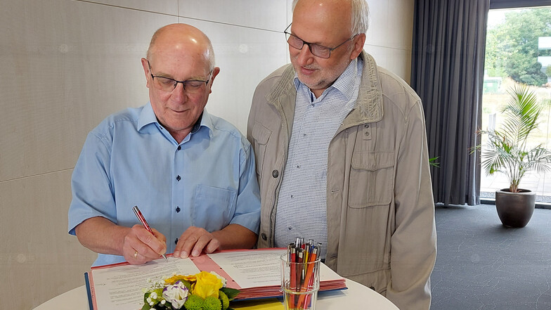 Als eine seiner letzten Amtshandlungen unterzeichneten der Boxberger Noch-Bürgermeister Achim Junker (li.) und Wolfgang Rasper, Vereinsvorsitzender des Rallye Renn- und Wassersport-Clubs Lausitz, gestern den Nutzungsvertrag für gemeindeeigene Flächen u
